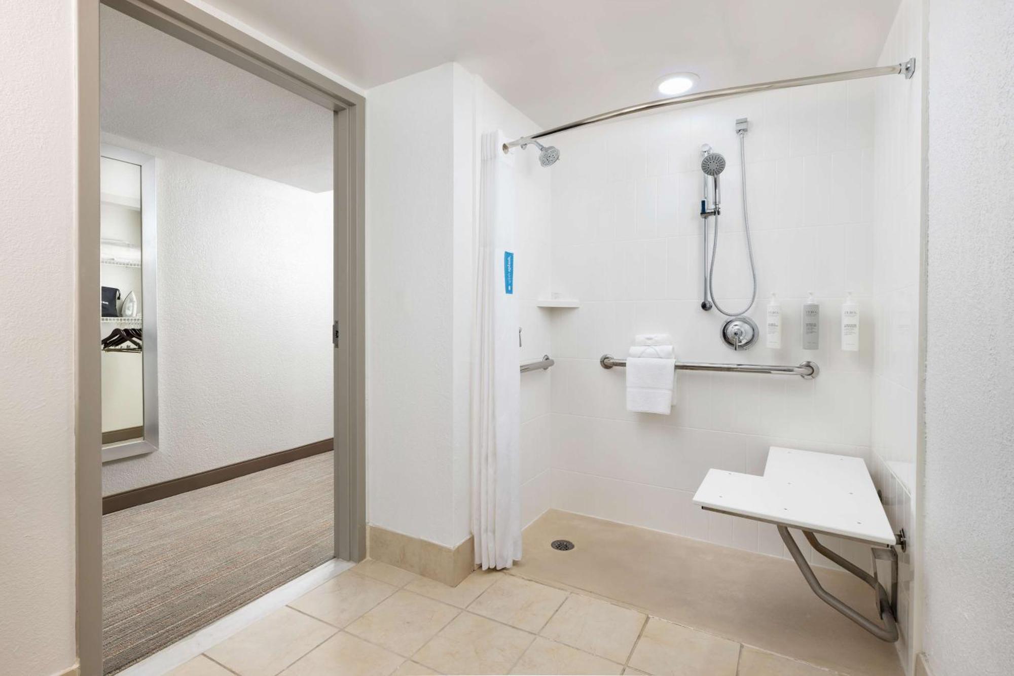 Hampton Inn Naples-Central Bagian luar foto