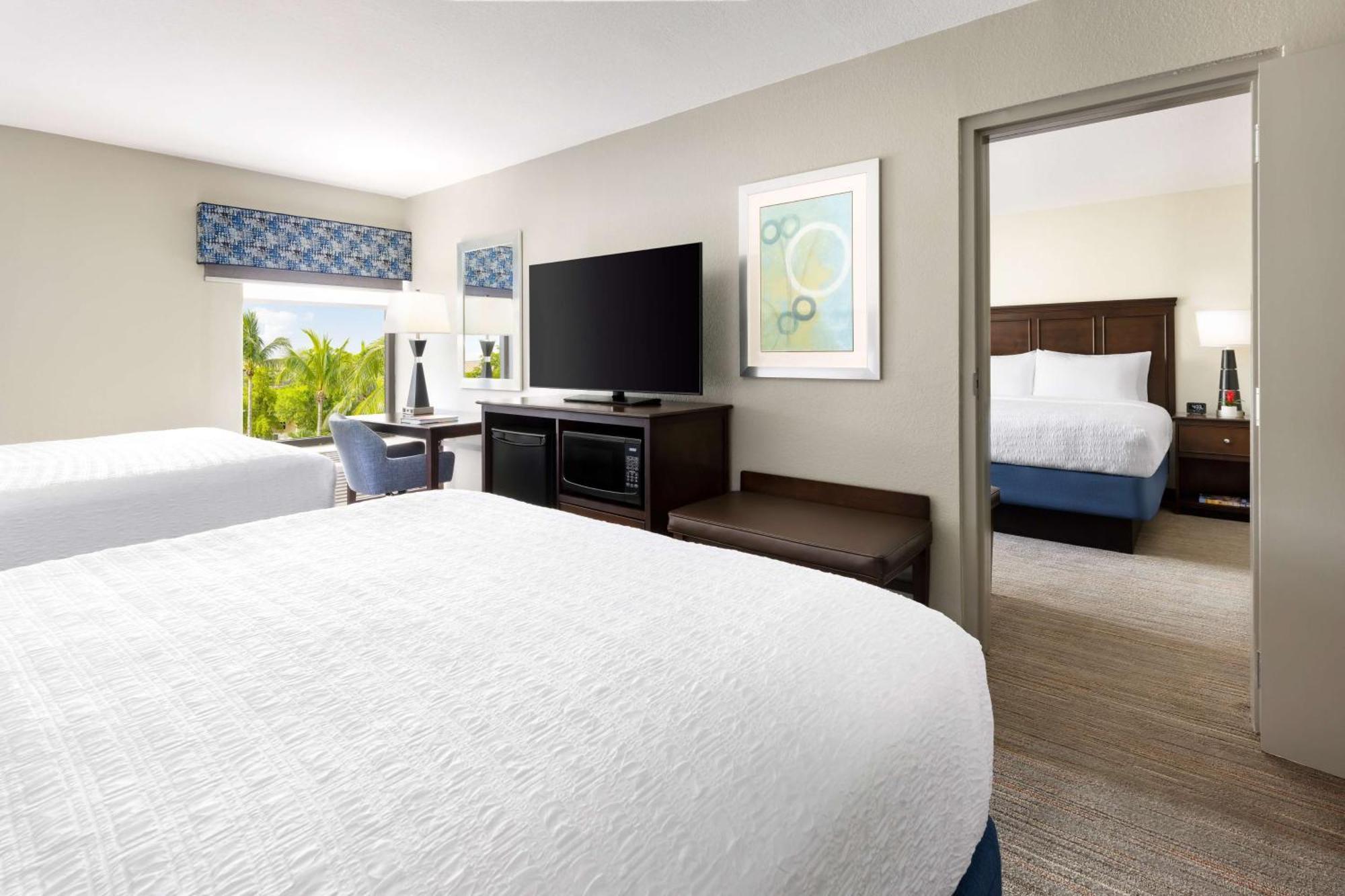 Hampton Inn Naples-Central Bagian luar foto