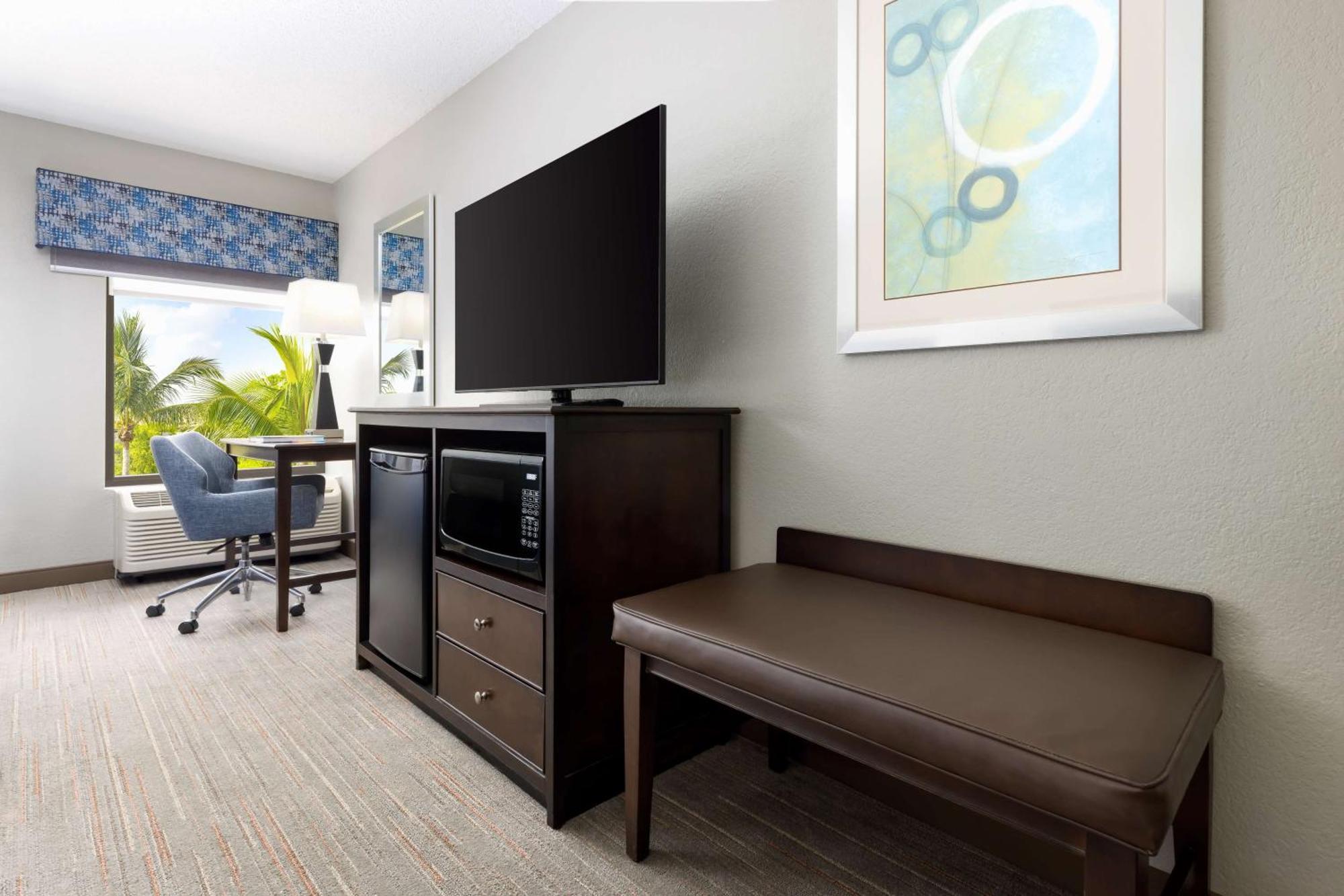 Hampton Inn Naples-Central Bagian luar foto