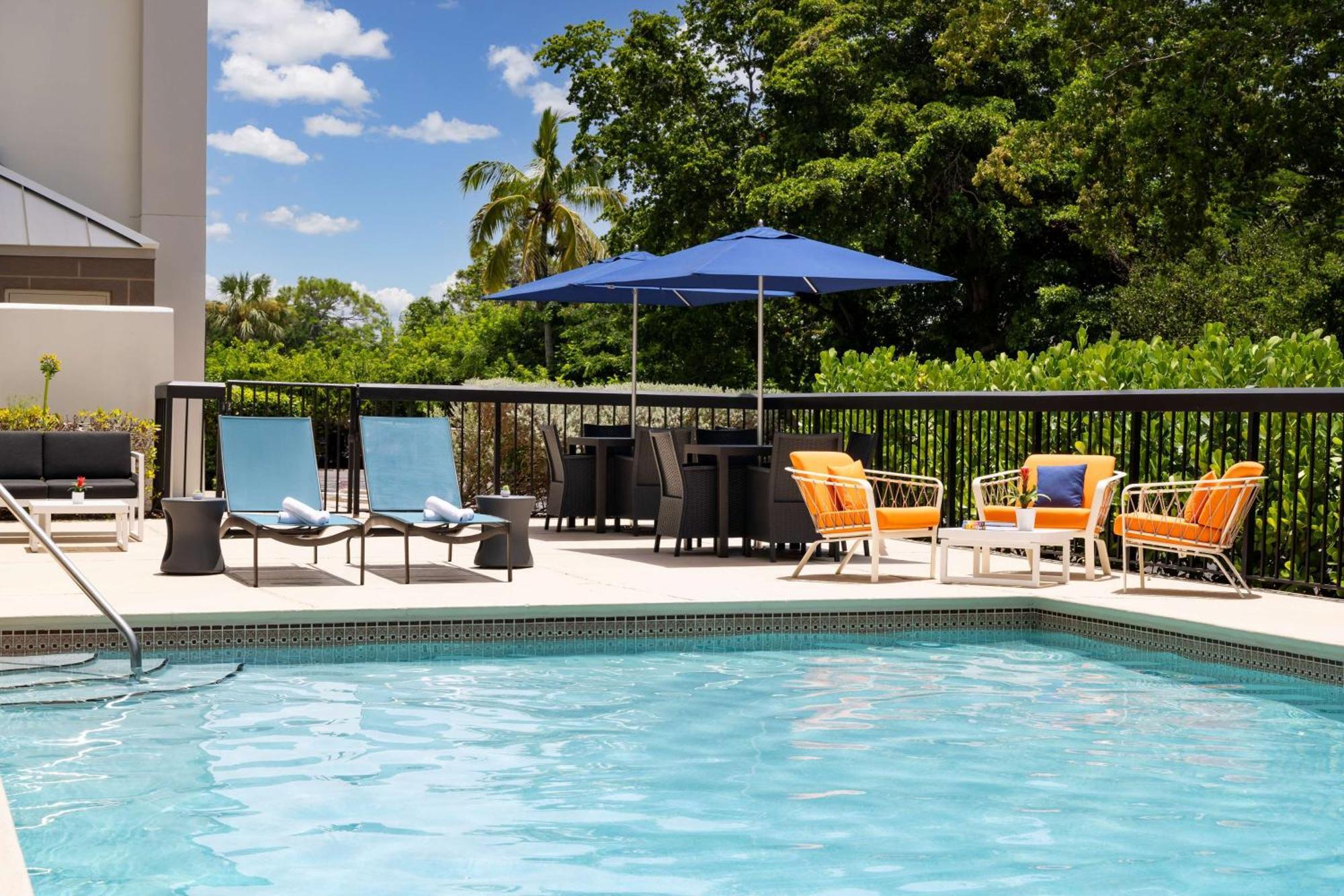 Hampton Inn Naples-Central Bagian luar foto