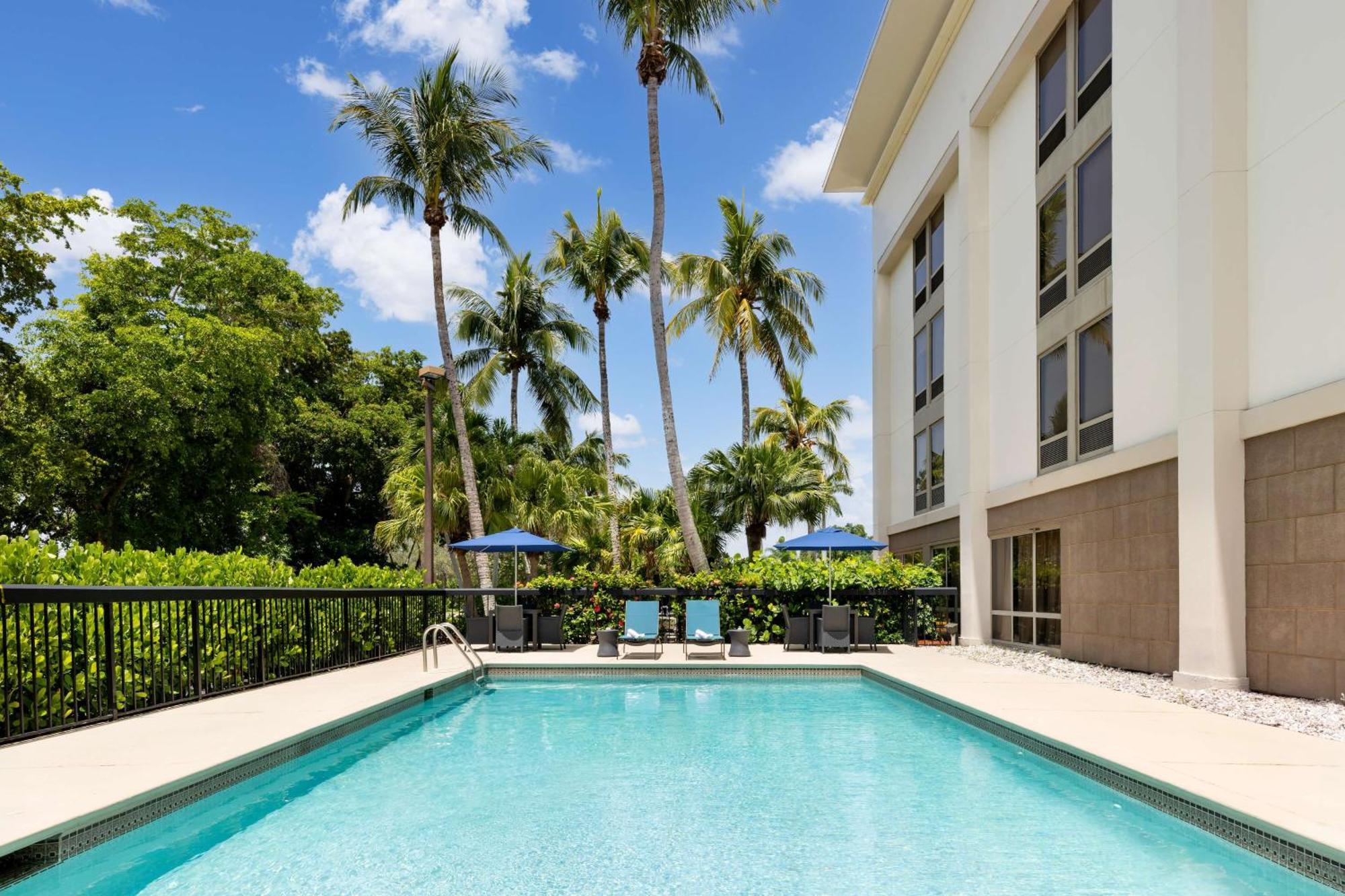 Hampton Inn Naples-Central Bagian luar foto