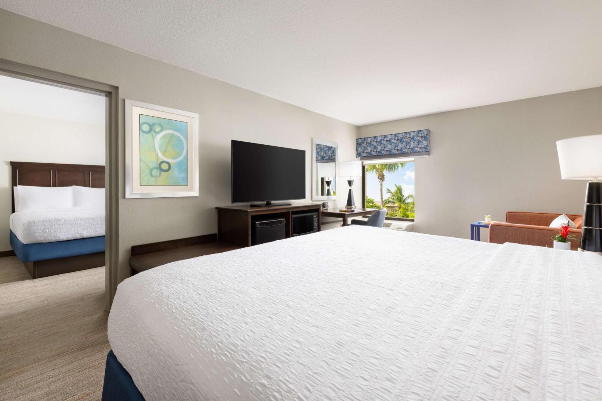 Hampton Inn Naples-Central Bagian luar foto