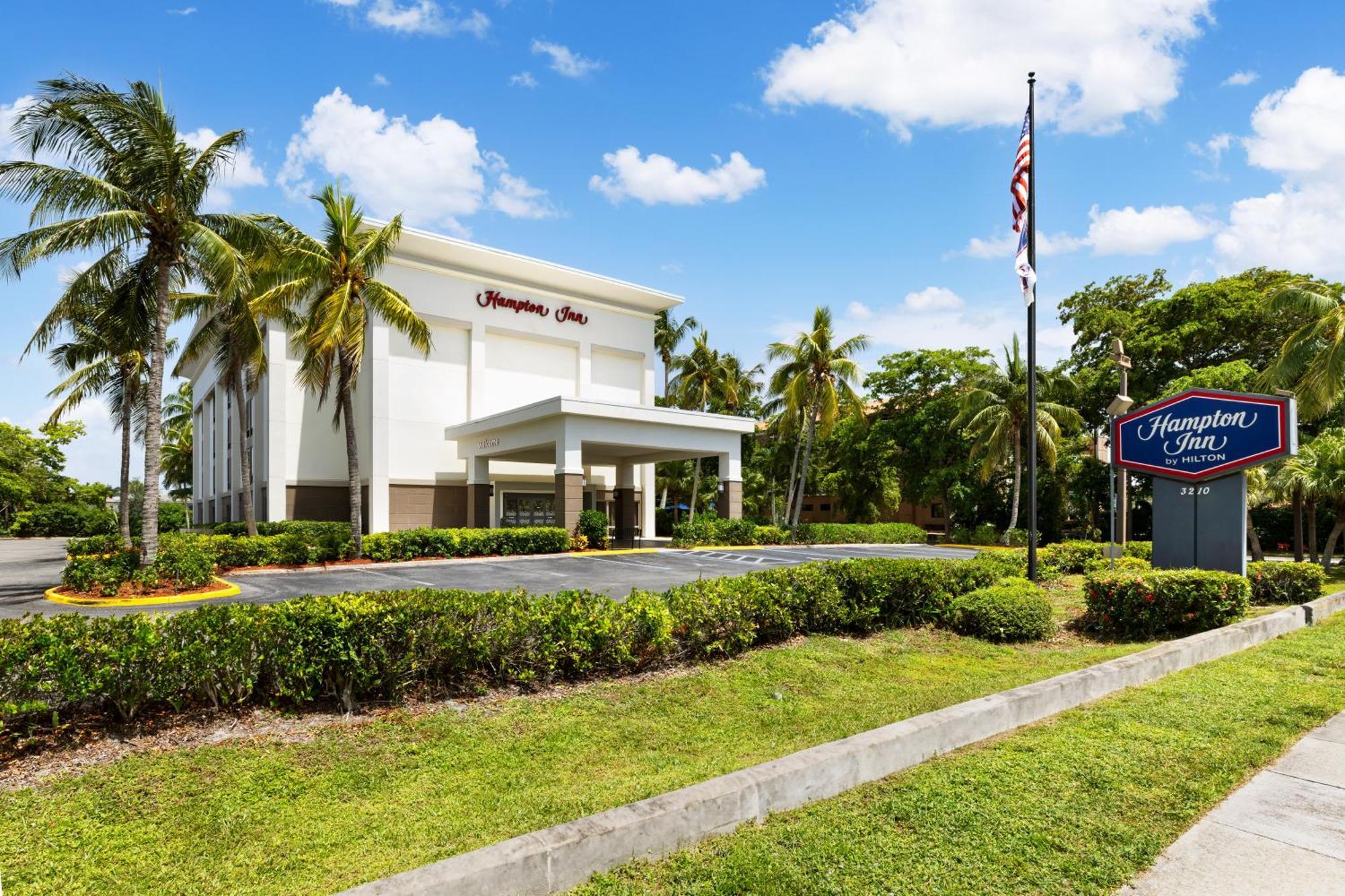 Hampton Inn Naples-Central Bagian luar foto