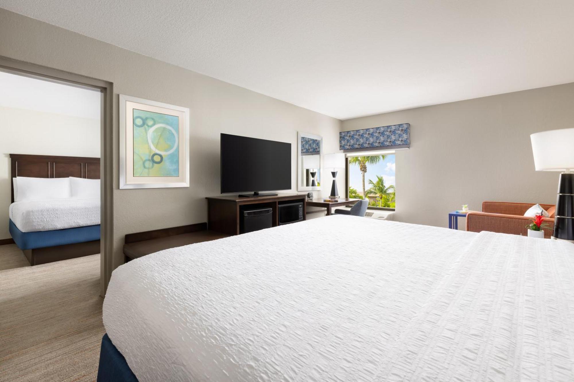 Hampton Inn Naples-Central Bagian luar foto