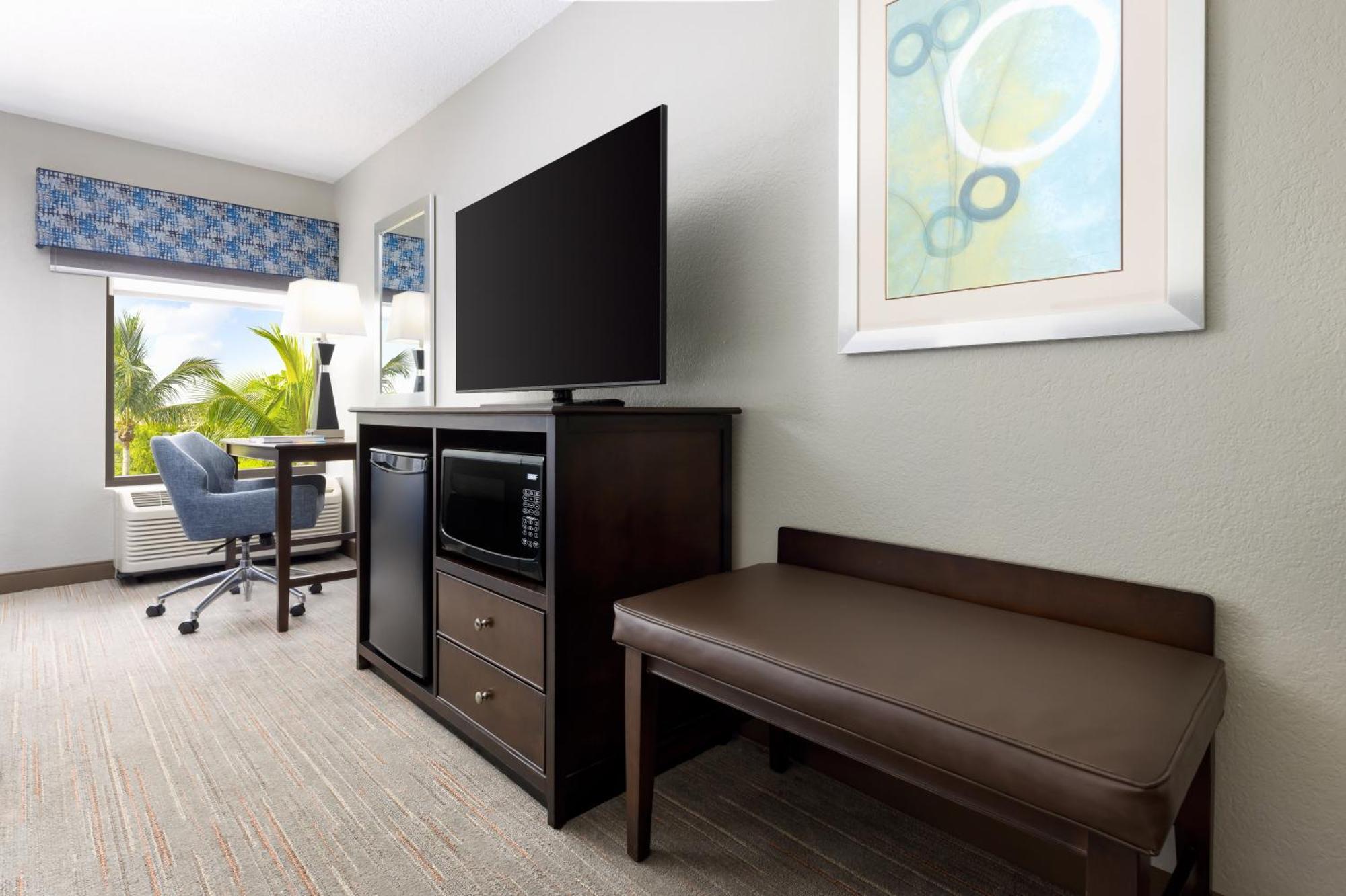 Hampton Inn Naples-Central Bagian luar foto
